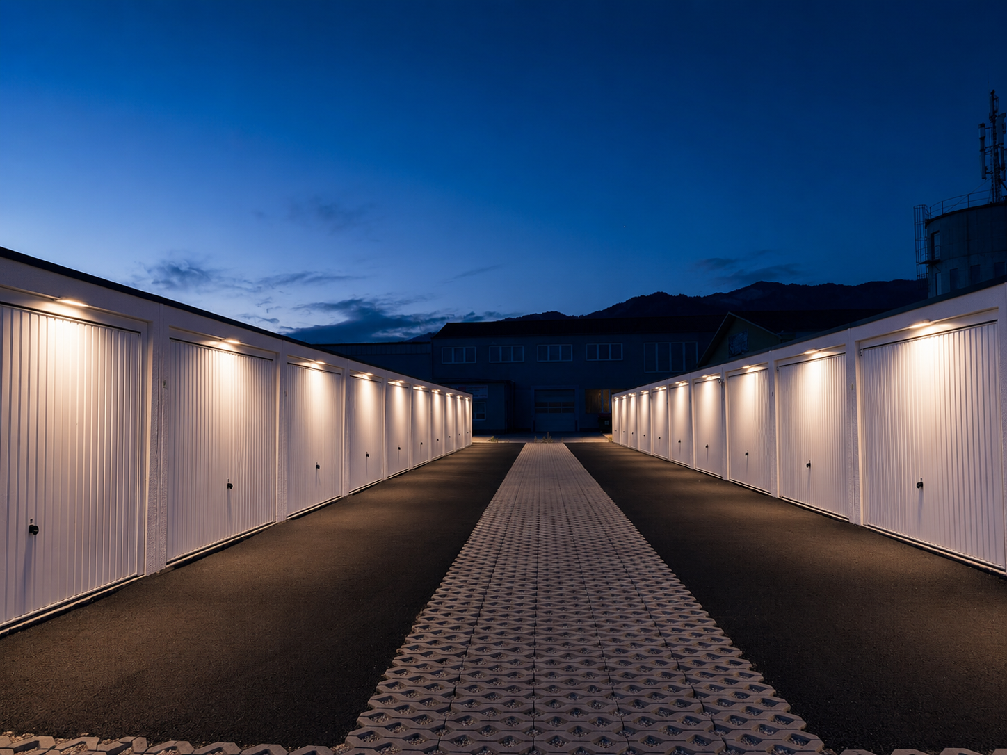 Lagergaragen in Wiener Neustadt — Garagenanlage der E.M Kriegler GmbH bei Nacht